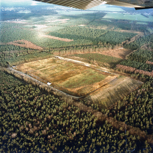 837524 Luchtfoto van de voormalige vuilstortplaats bij Maarsbergen.